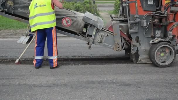 Carga de asfalto pequeno rv — Vídeo de Stock