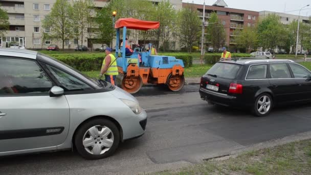 Los hombres trabajan reparación de la calle — Vídeos de Stock