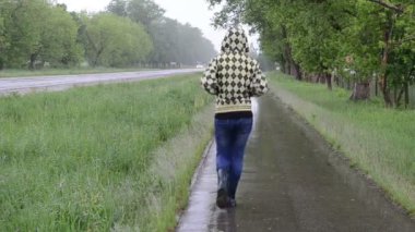 kızı yağmur yürüyüş yolu