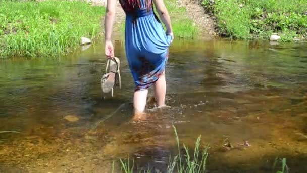 Mädchen Schritt für Schritt Fluss — Stockvideo