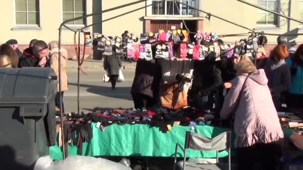 Vendor woman sell gloves — Stock Video