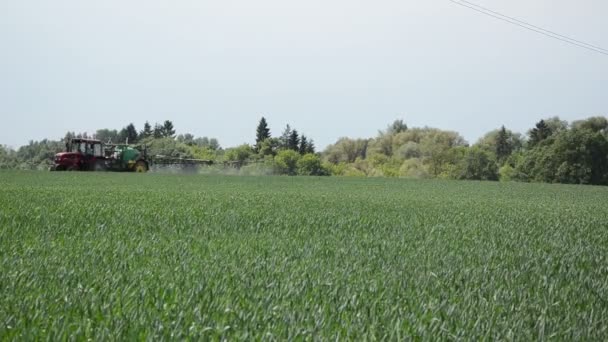 Tractor de campo verde — Vídeos de Stock