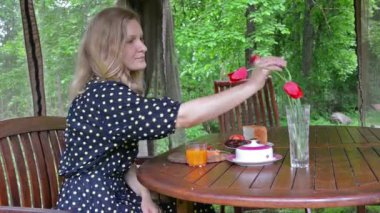 kadın kokusu çiçek gülümseme