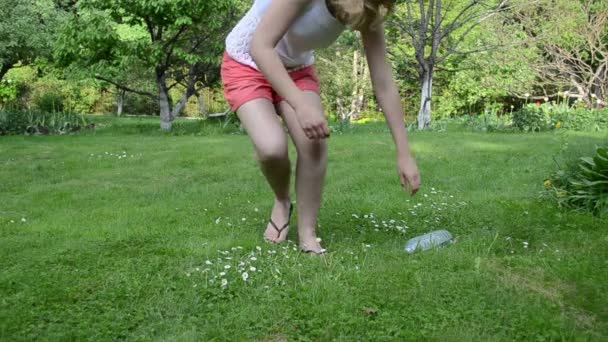 Femme boire de l'eau animal domestique 