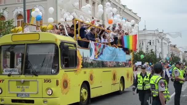 Gay lesbianas desfile autobús — Vídeo de stock
