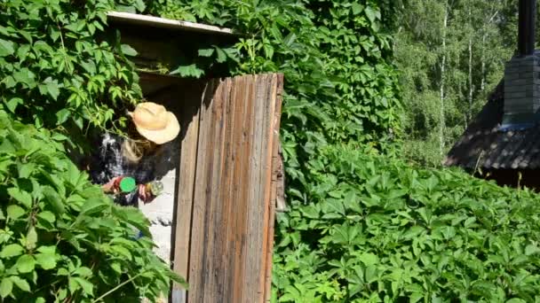 Alimentação do porão do jardineiro — Vídeo de Stock