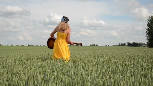 Vestido de niña guitarra campo — Vídeos de Stock