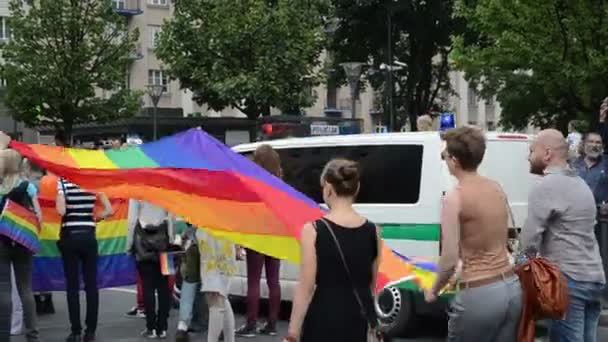 Columpios arco iris bandera gay — Vídeo de stock