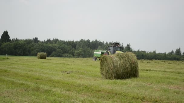 Traktor aby slámy bale — Stock video