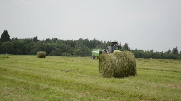 Tractor hacer paca de paja — Vídeo de stock