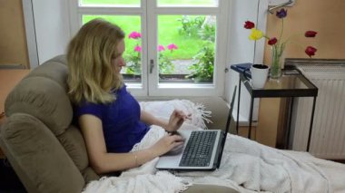 yorgun işçi laptop şal