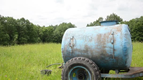 Depósito de agua pasto — Vídeos de Stock