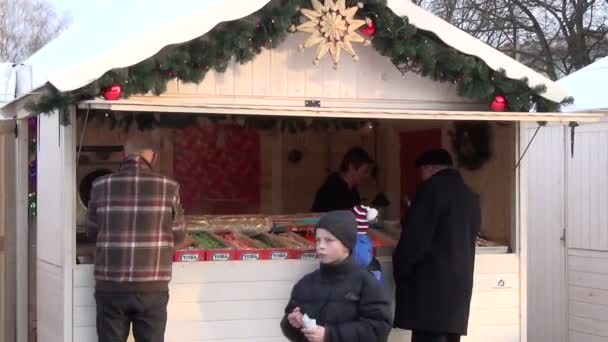 Kiosk heerlijke kinderen — Stockvideo