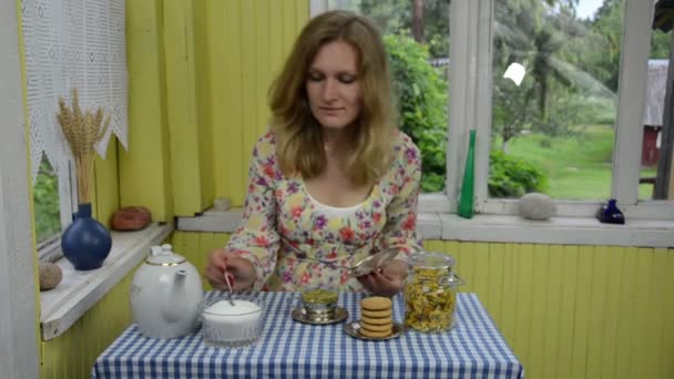 舒缓的金盏草茶 — 图库视频影像