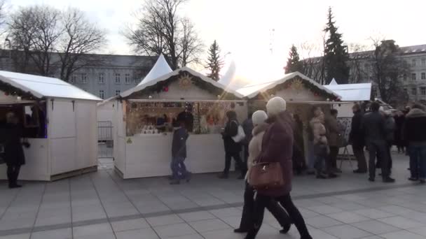 Gente mercado de invierno — Vídeo de stock