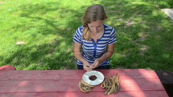 Woman shell beans dish — Stock Video