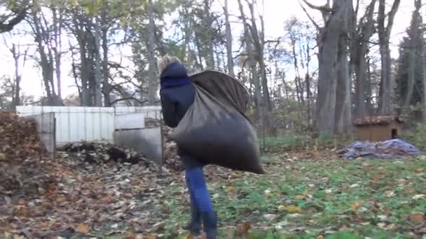 Cansado chica trabajadora compost — Vídeos de Stock