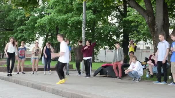 Молодий хлопчик street dance — стокове відео