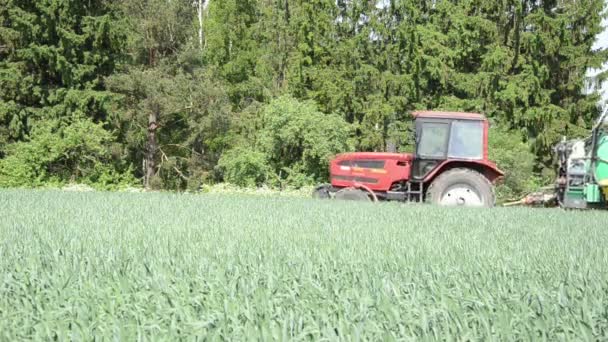 Spray de trator agricultor — Vídeo de Stock