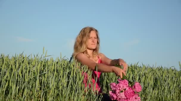 Женщина лежит кукурузное поле — стоковое видео
