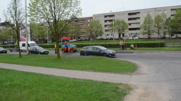 La gente trabaja reparación de calles — Vídeos de Stock