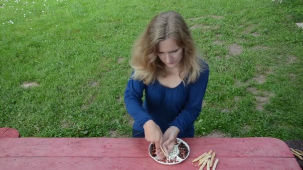 Mulher vagem feijão prato — Vídeo de Stock