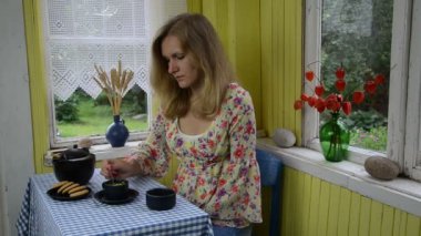 kadın içki papatya çayı