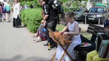 Baltık psaltery oynamak