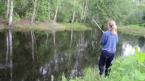 Flicka i dammen fiske — Stockvideo