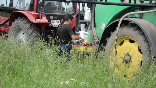 Man preparing fertilizer — Stock Video