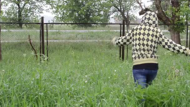 Mujer escalar valla lluvia — Vídeos de Stock