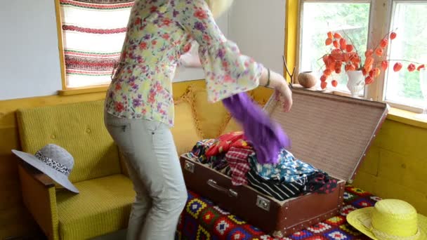 Kobieta walizkę pełną tkaniny — Wideo stockowe