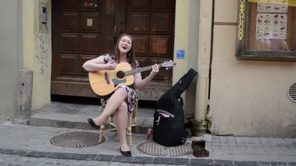 Honest woman play guitar — Stock Video