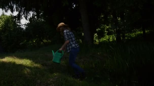 Αγρόκτημα κορίτσι ποτίσματα κήπων — Αρχείο Βίντεο