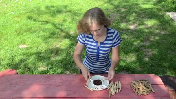 Kadın unhusk fasulye yemeği — Stok video