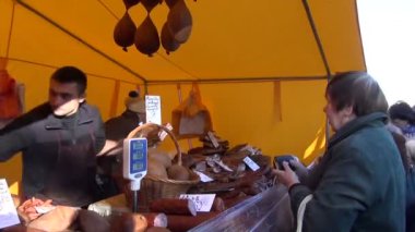 Satıcı smoken gögüs bıçak