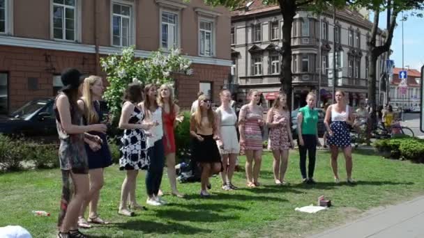 Chorus filles chantent rue — Video