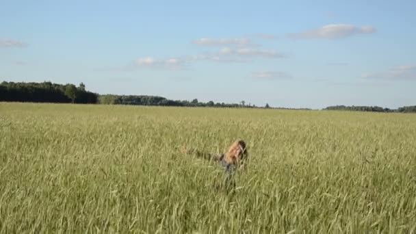 Mujer niña trigo campo — Vídeos de Stock