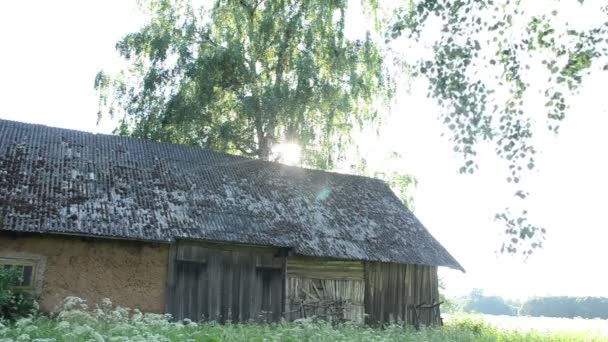 Vieja casa sol viento — Vídeo de stock