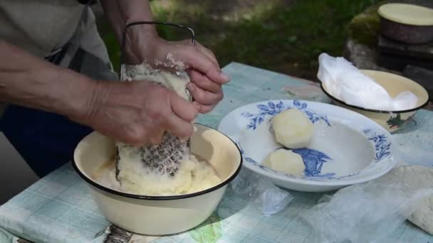 Senior hand grater potato — Stock Video