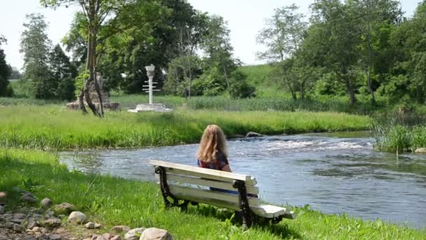 Mädchen bewundern die Natur — Stockvideo