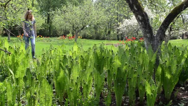 Donna primavera giardino — Video Stock