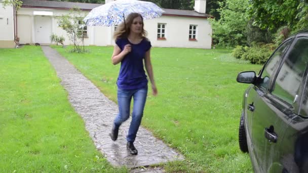Meisje paraplu sit auto — Stockvideo