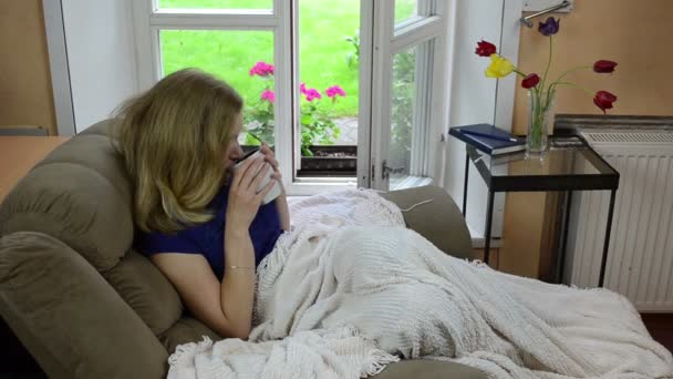 Kobieta dywan picia gorącej herbaty — Wideo stockowe