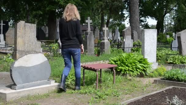 Kvinna deprimerad kyrkogård — Stockvideo