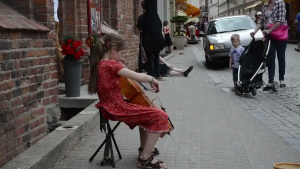 Jong meisje spelen cello — Stockvideo