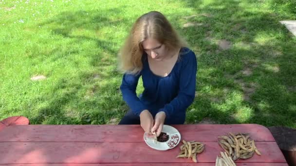 Casca de mulher feijão prato — Vídeo de Stock