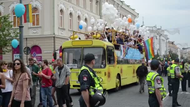 Schwulenparade-Bus — Stockvideo