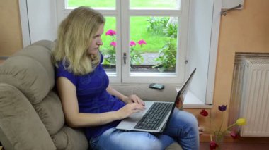 kadın laptop telefon