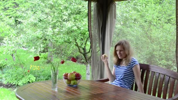 Mujer comer manzana flor — Vídeo de stock